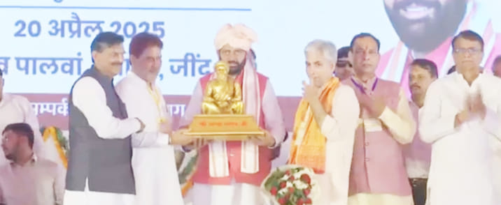 Barala presented the statue of Dhanna Bhagat to CM Saini