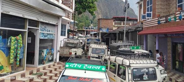 It is also difficult for people to walk amid the traffic jam