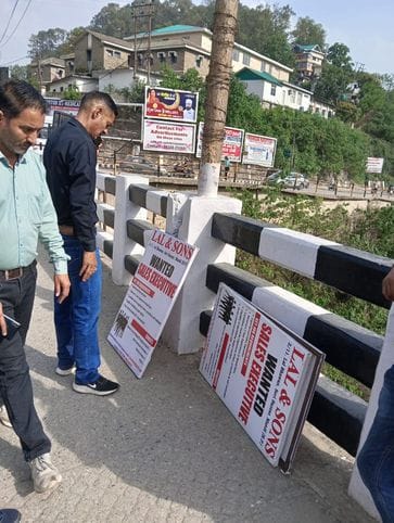 Two people caught putting up banners of businessmen in the city, goods confiscated