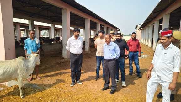District Magistrate got angry on the mismanagement of Gaushala in village Kajri Niranjanpur