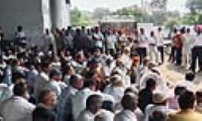 Mill workers stopped water supply to officers' residences