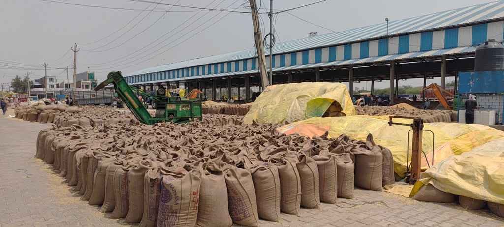 The city MLA visited the market and gave instructions