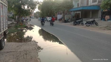 Leakage in the pipeline, water flowing in front of the houses