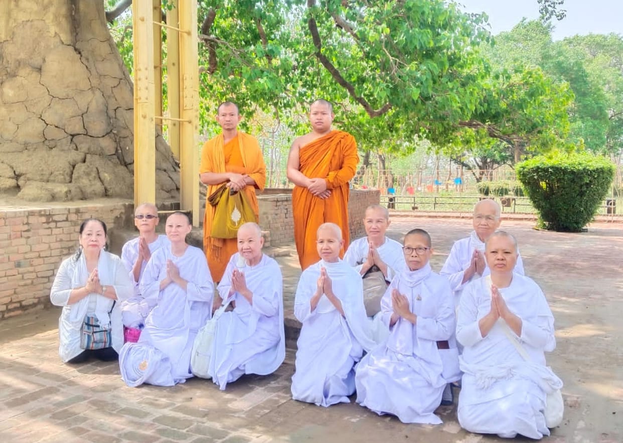 Followers who arrived from Thailand at Anand Bodhi offered prayers