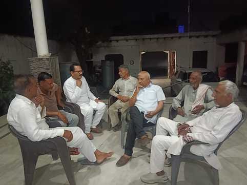 There is mourning over the death of six people including cousin sisters of Singauli Taga in the accident in Delhi