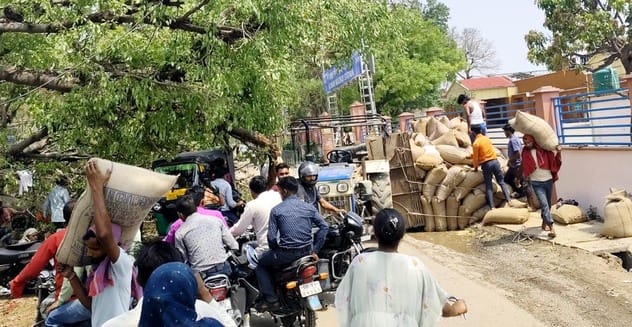 A trolley loaded with wheat overturned again in front of the railway station, causing a crack in the wall