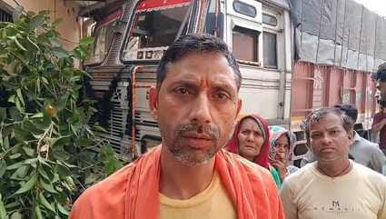 Truck collided with balcony in Ghosiyan Mohalla, three women injured