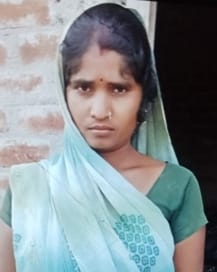 The constable hit the bike with a stick, there was uproar over the death of the fallen woman after she was crushed by a dumper