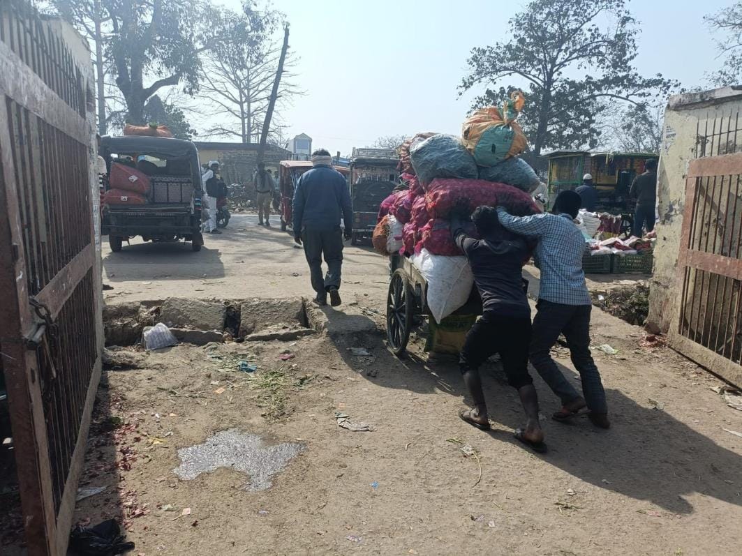 The drain cover at the main entrance of the fruit and vegetable market broke in just a few days