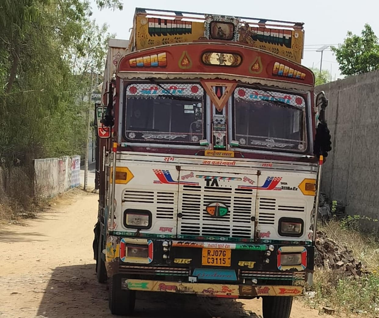 Market committee team caught a truck full of wheat in Badrai village, collected revenue of Rs 32,976