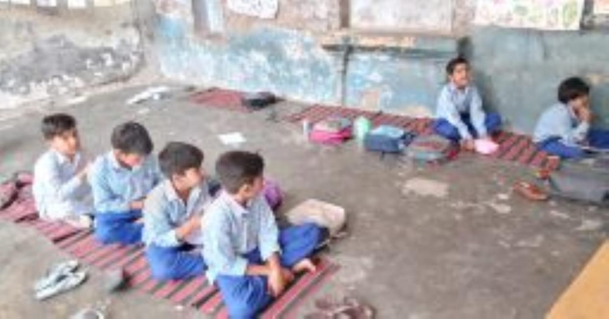Lack of desks in primary schools, students are studying sitting on mats