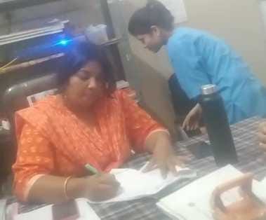 जिला अस्पताल की ड्यूटी डॉक्टर पूर्वी श्रीवास्तव।
