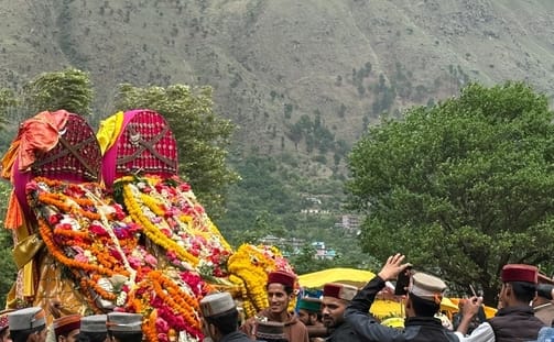 A flood of devotion surged even amidst the rain