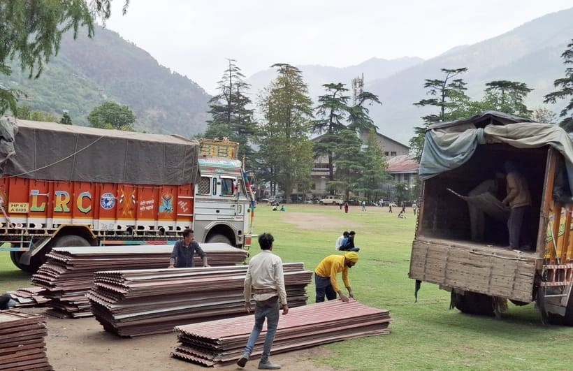 Jal Shakti Department's sleep was broken... Drinking water pipes were taken over by removing flax