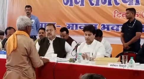 केंद्रीय मंत्री सिंधिया जनसुनवाई करते हुए (फाइल फोटो)