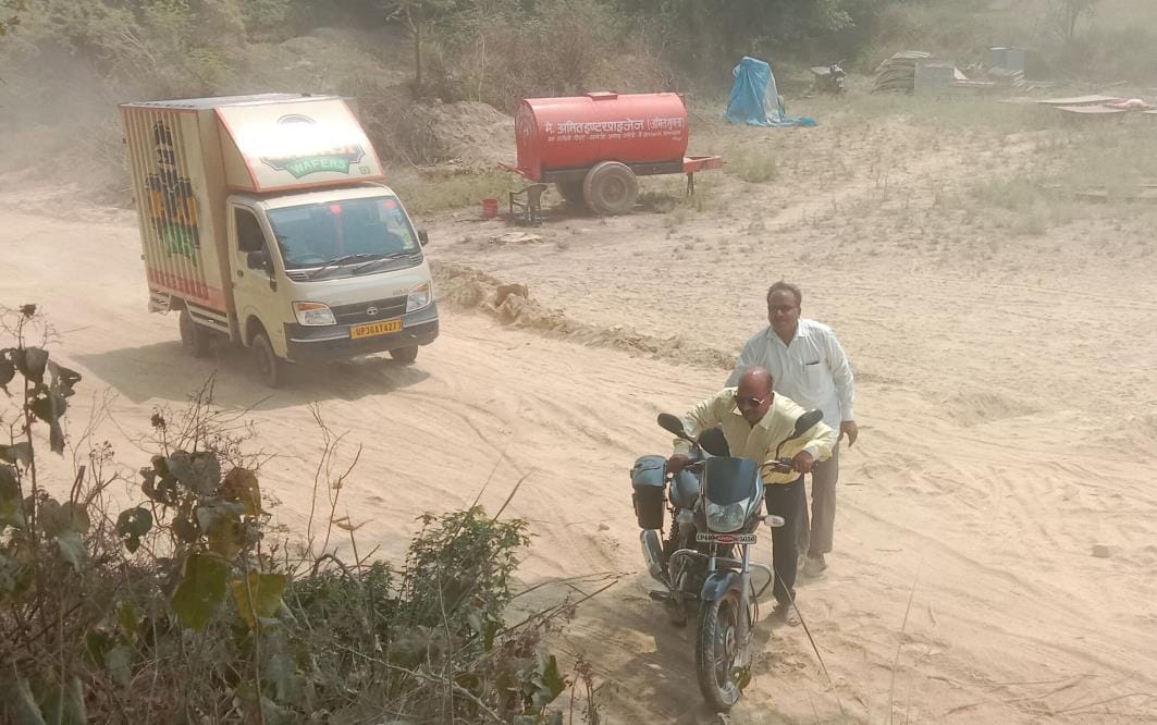 The incomplete alternative route became a problem for the passersby