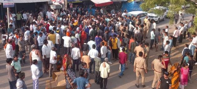 The road was blocked by keeping the body of a TV worker