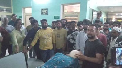 महिला की मौत के बाद अस्पताल में लगी भीड़।