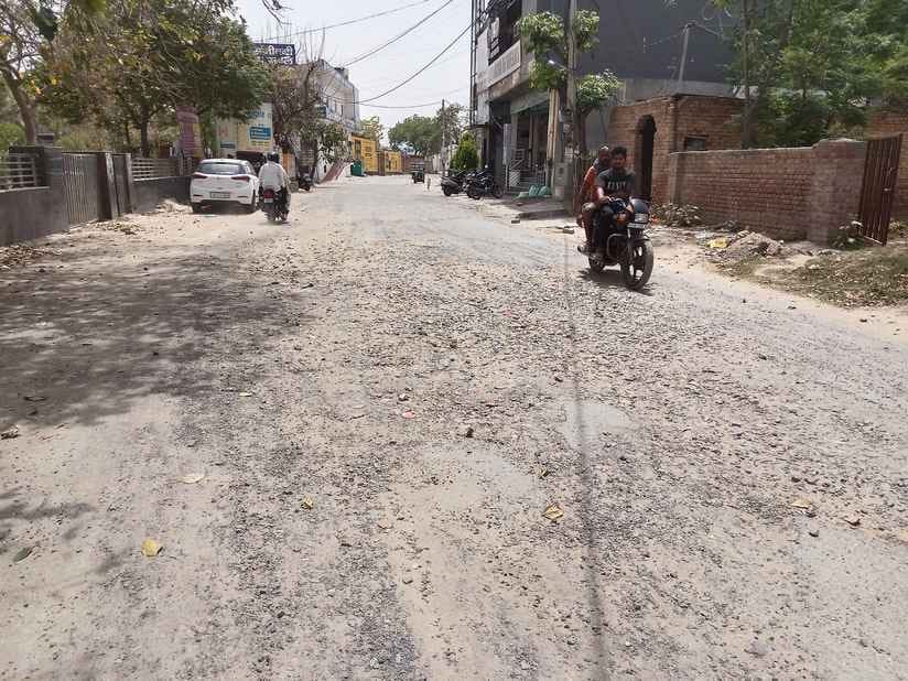 The road leading from township mandi to anaj mandi is dilapidated, farmers are facing problems