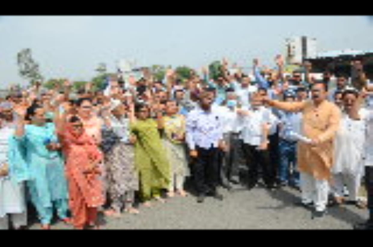 People of Saraswati Vihar protested against opening of liquor shop