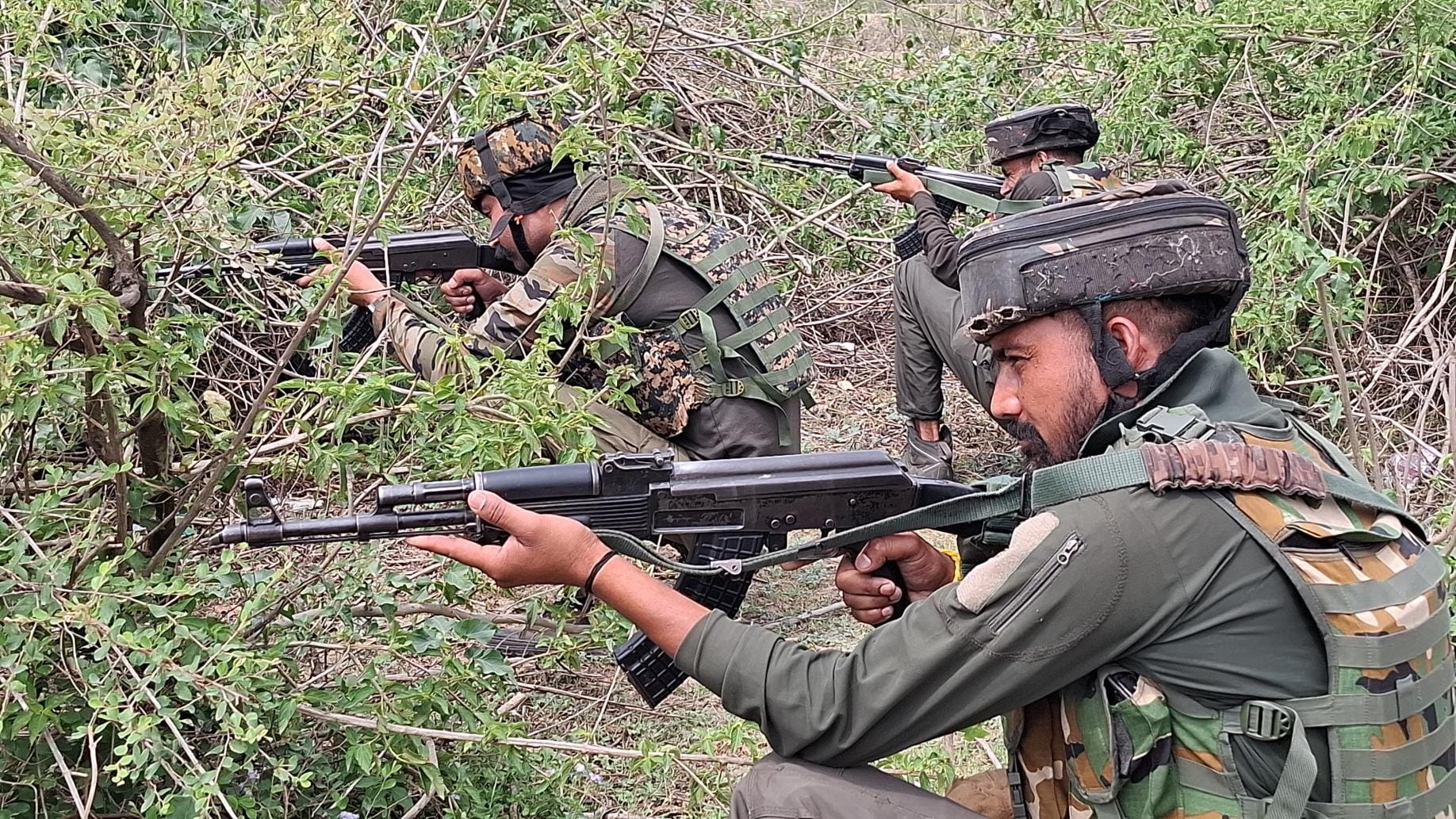तलाशी अभियान के दौरान मुस्तैद सुरक्षा बल के जवान। संवाद