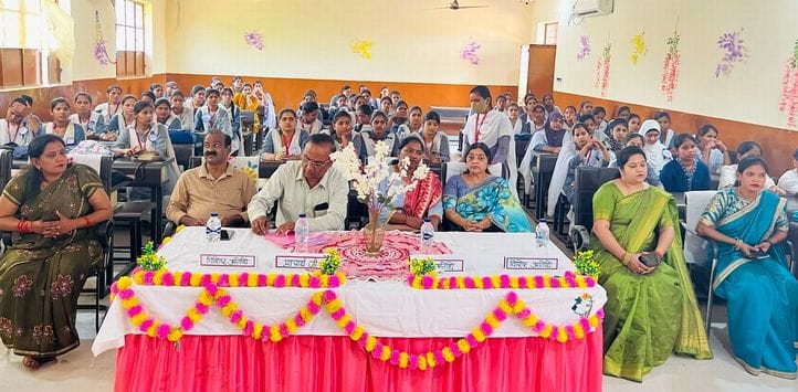 Clothing and cuisine exhibition held at Shiv Narayan Das College