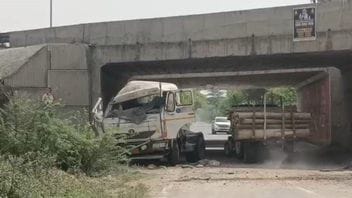 Container lost control and fell down from the bridge on 152 D, driver critical
