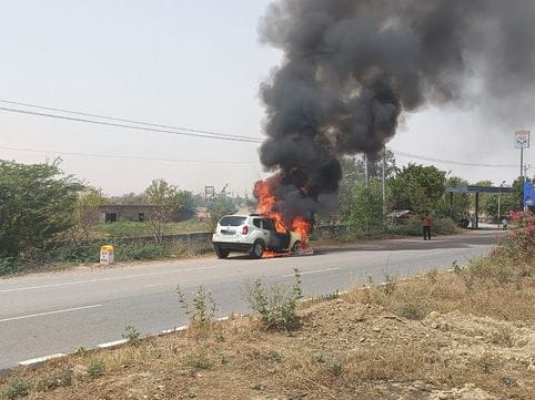 A car suddenly caught fire on Jind Rohtak road, the driver saved his life by running away