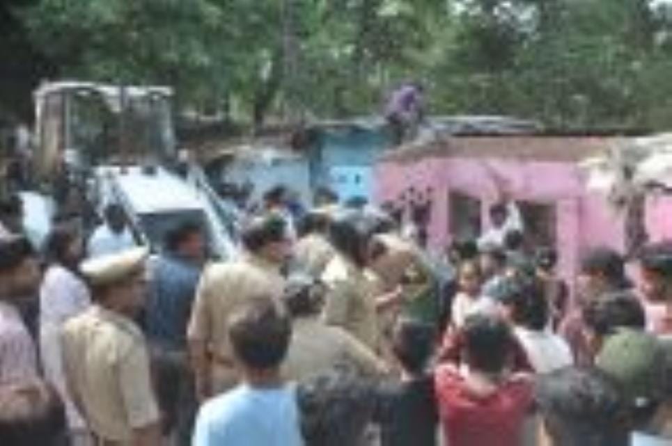 Amidst protests, the Municipal Corporation demolished illegal constructions from the drain in Aishbagh