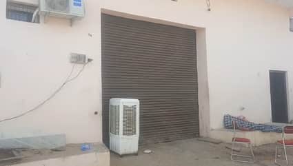 गोदाम पर छापा मारकर नकली घी बरामद किया