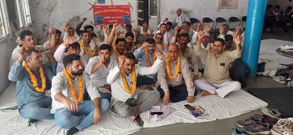 Roadways employees sitting on 24-hour hunger strike, strike will end today