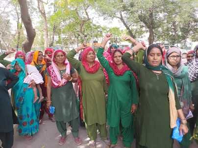 Mid-day meal workers raised slogans regarding their demands, expressed anger