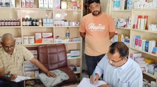 During the raid on a medical store, 8 capsules of drugs were recovered from two youths