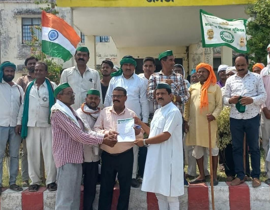 Farmers demonstrated and submitted a memorandum
