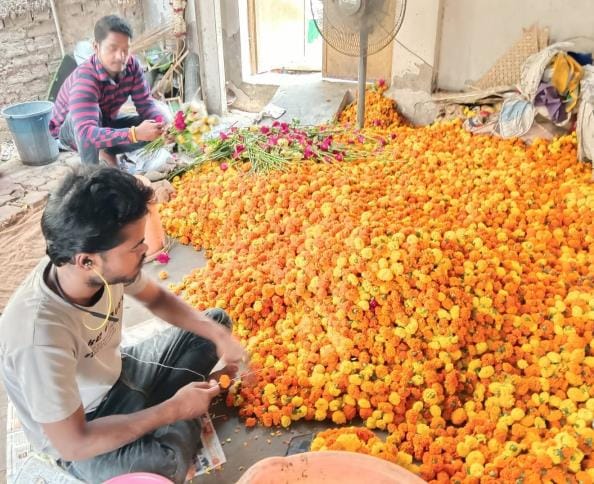 The flower market is spreading fragrance during the wedding