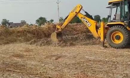 The revenue team and the police freed the farmer's field from occupation