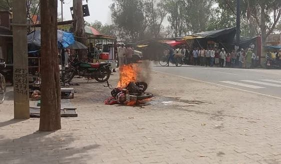 A moving bike caught fire, the couple narrowly escaped