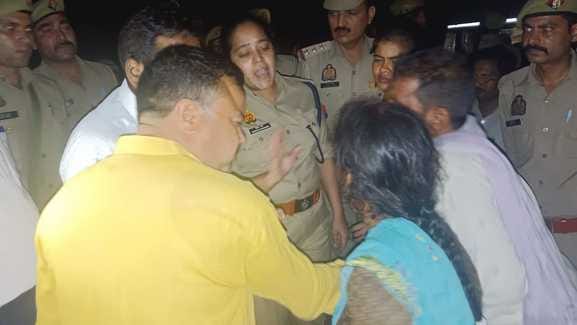 After 8.30 hours, the body was forcibly removed from the highway, a report was filed against the inspector who hit with a stick