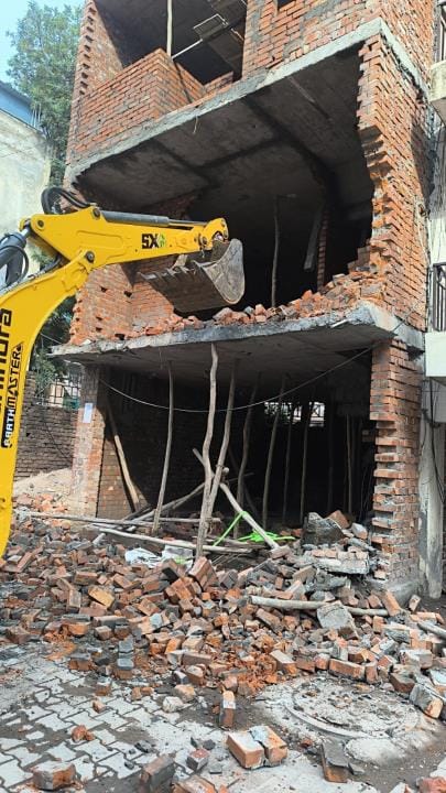 City Council used yellow paw, demolished two illegal constructions