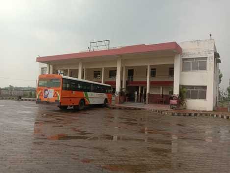 Despite crores of rupees being spent, Puranpur Roadways Bus Station remained a showpiece