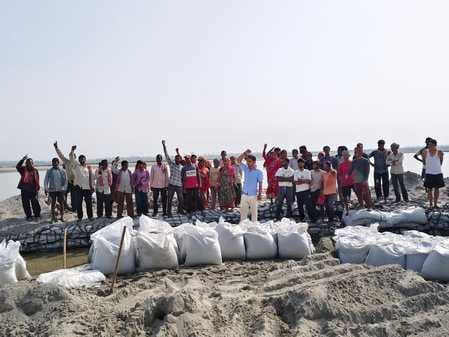 Villagers angry over negligence in flood rescue work, halted work by protesting