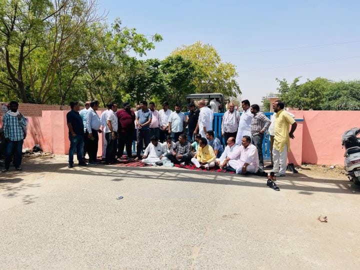 The situation deteriorated due to lack of lifting in the market, the commission agents closed the gate and protested