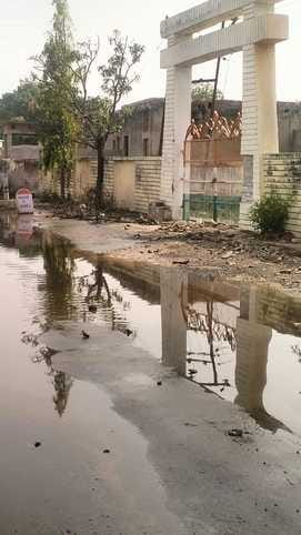 The pond was filled with garbage, waterlogging occurred in front of the martyr's memorial in Bhamauri