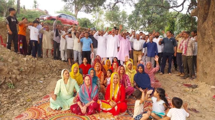 People of six panchayats protested against the illegal operation of stone crushers