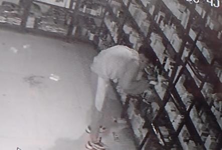 Guard Turns Thief: Factory Security Caught Stealing Parts on CCTV in Agra’s UPSIDC Area