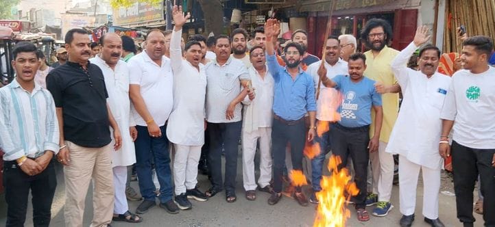 The Brahmin community took out a funeral procession of the film producer and burnt his effigy
