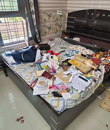 12 tolas of gold and Rs 75,000 in cash stolen from a house in broad daylight