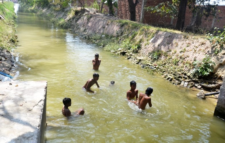 Temperatures rise, hot winds blow, heatwave alert