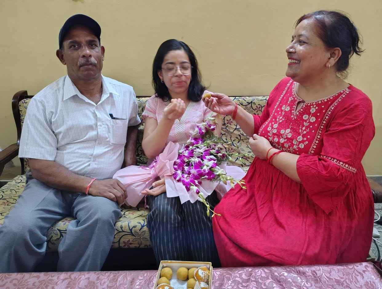 Devanshi Saxena of Kaimganj became IAS, got 124th rank in UPSC