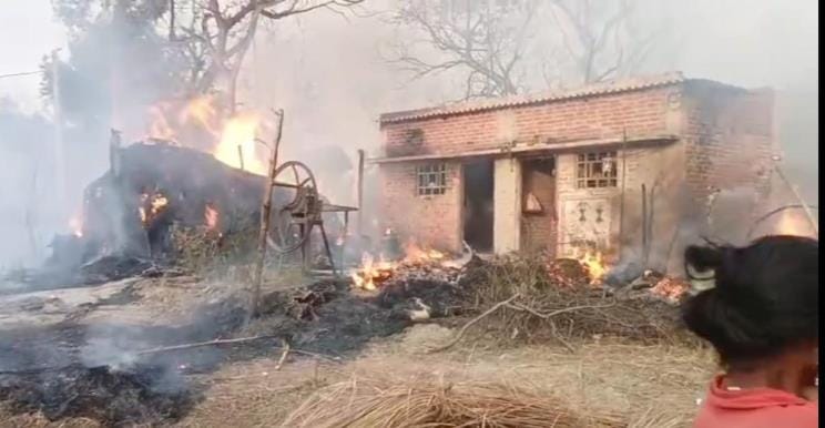 15 houses burnt down in the fire, villagers were seen crying